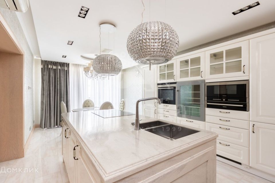 Продаётся 2-комнатная квартира, 155 м²