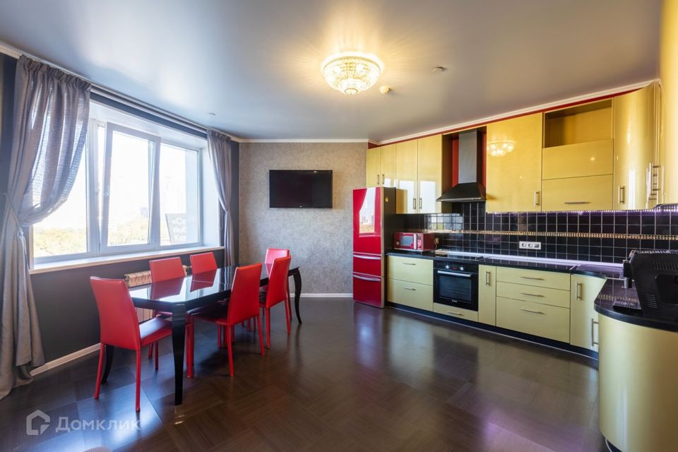 Продаётся 3-комнатная квартира, 139.8 м²