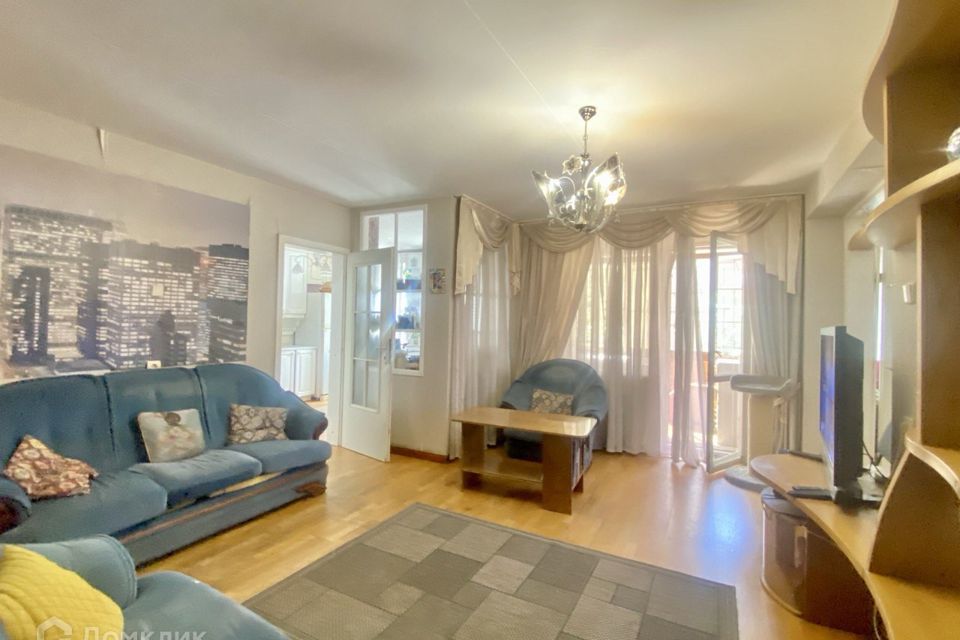 Продаётся 3-комнатная квартира, 107.2 м²