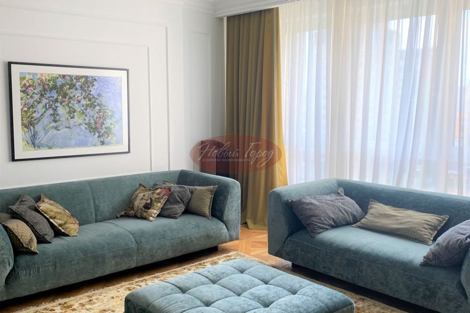 Продаётся 4-комнатная квартира, 208 м²