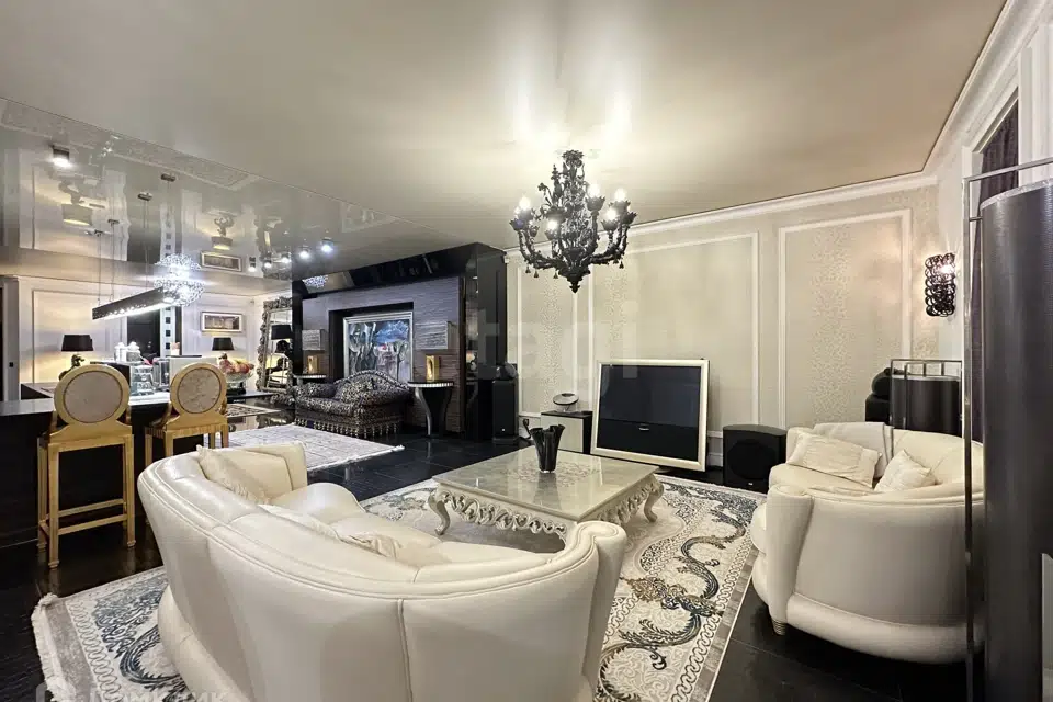 Продаётся 4-комнатная квартира, 230 м²