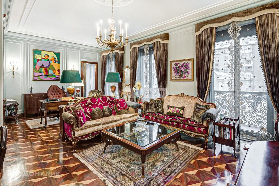 Продаётся 4-комнатная квартира, 220.6 м²