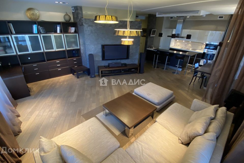Продаётся 3-комнатная квартира, 156.3 м²