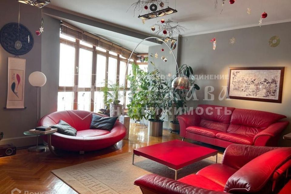 Продаётся 4-комнатная квартира, 207 м²