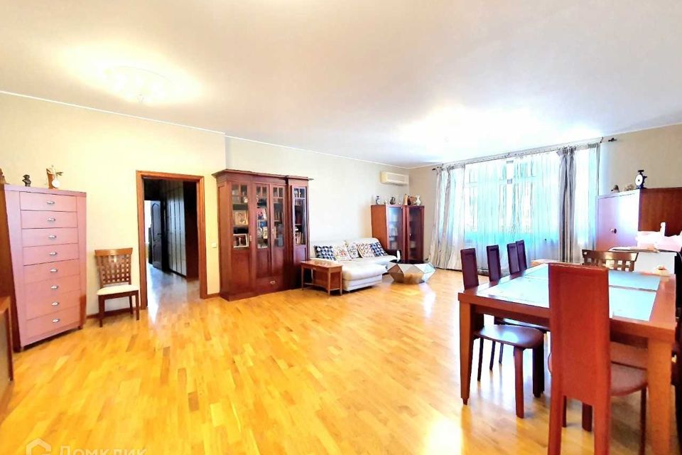 Продаётся 3-комнатная квартира, 149.3 м²