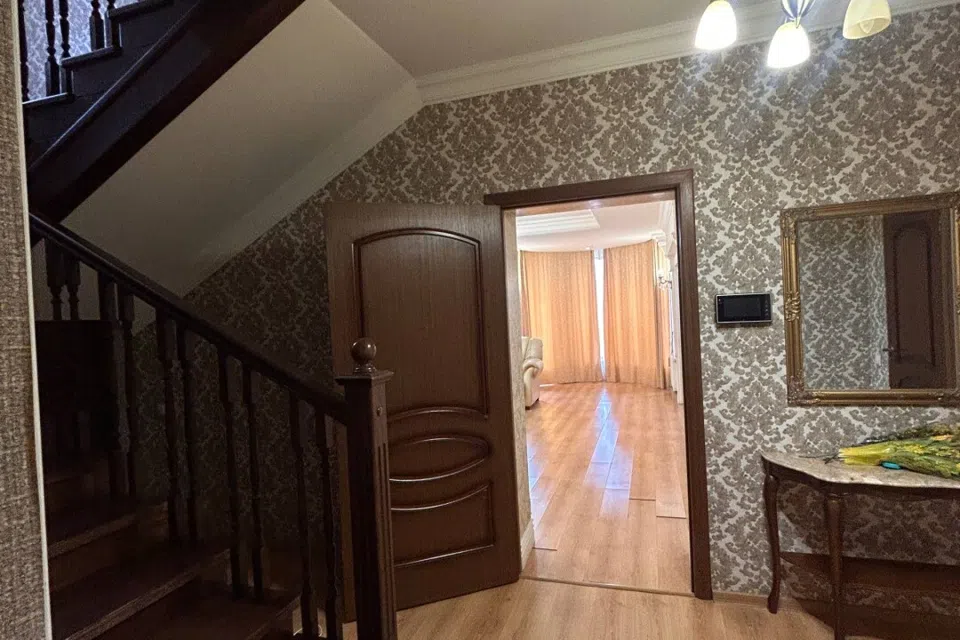 Сдаётся 2-этажный дом, 165 м²