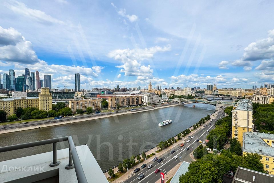 Продаётся 4-комнатная квартира, 215 м²