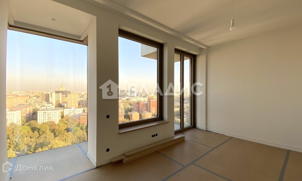 Продаётся 4-комнатная квартира, 272 м²