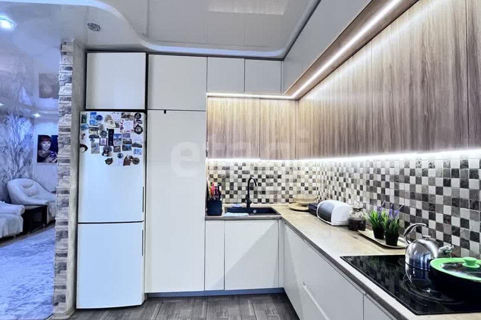 Продаётся 4-комнатная квартира, 139.7 м²
