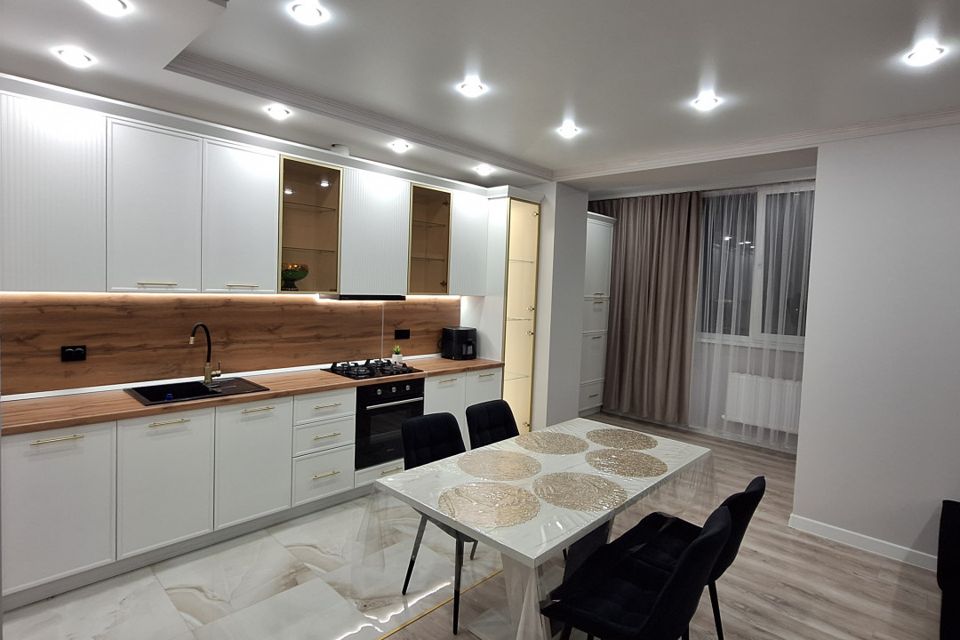 Продаётся 4-комнатная квартира, 136 м²