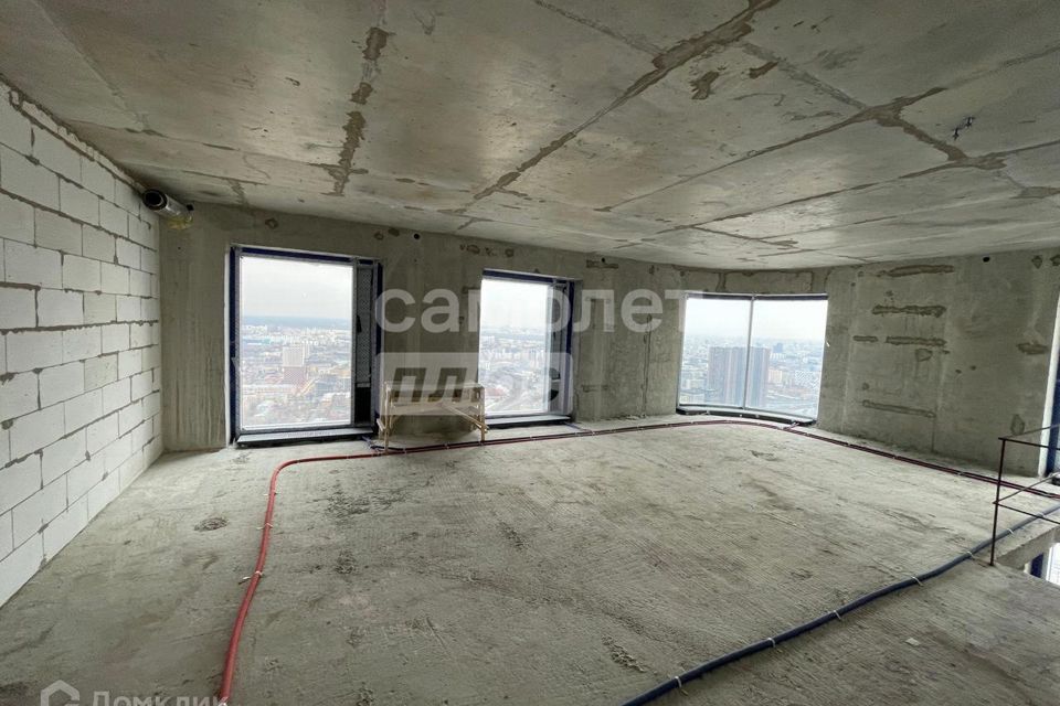 Продаётся 4-комнатная квартира, 135 м²