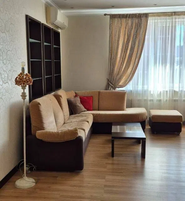 Сдаётся 4-комнатная квартира, 195 м²