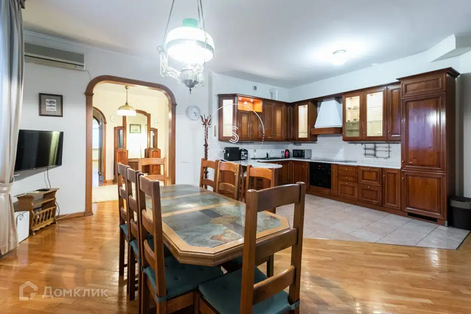 Сдаётся 4-комнатная квартира, 200 м²