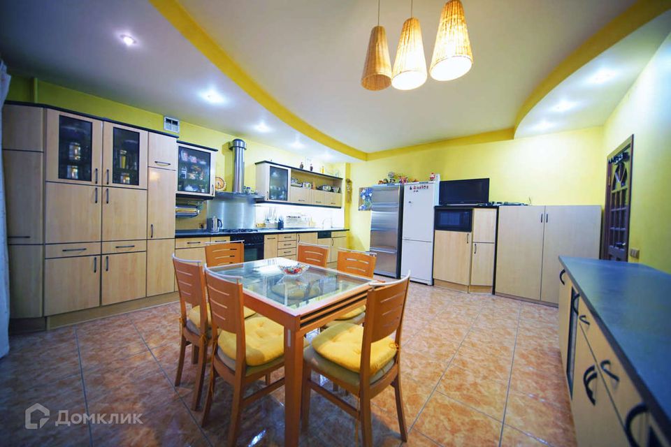 Продаётся 5-комнатная квартира, 243 м²