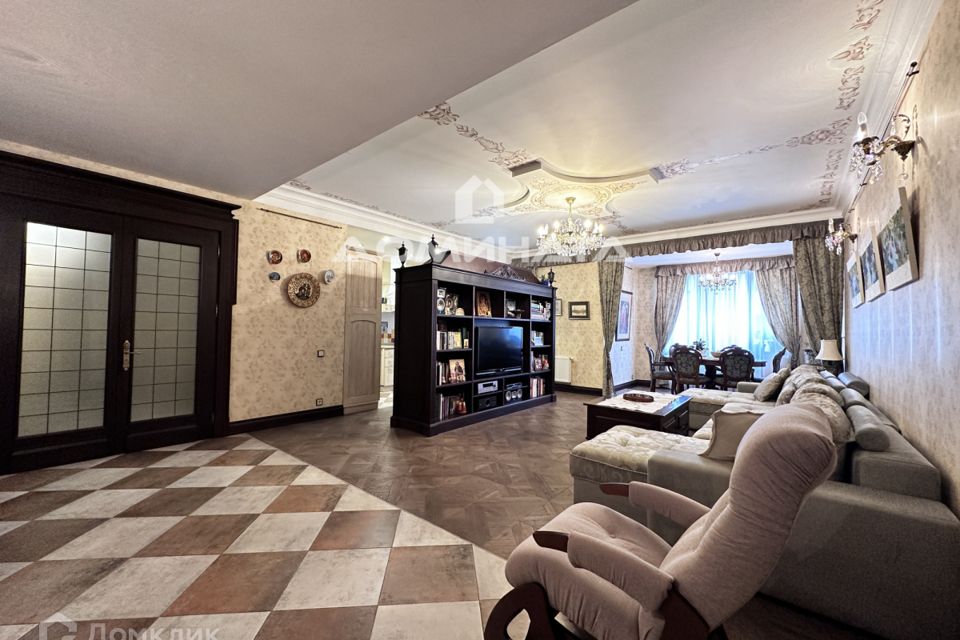Продаётся 4-комнатная квартира, 183.1 м²