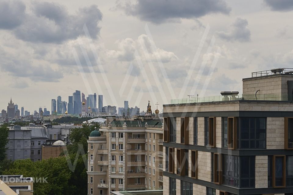 Продаётся 4-комнатная квартира, 217 м²