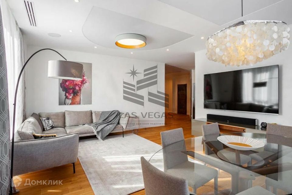 Сдаётся 4-комнатная квартира, 215 м²