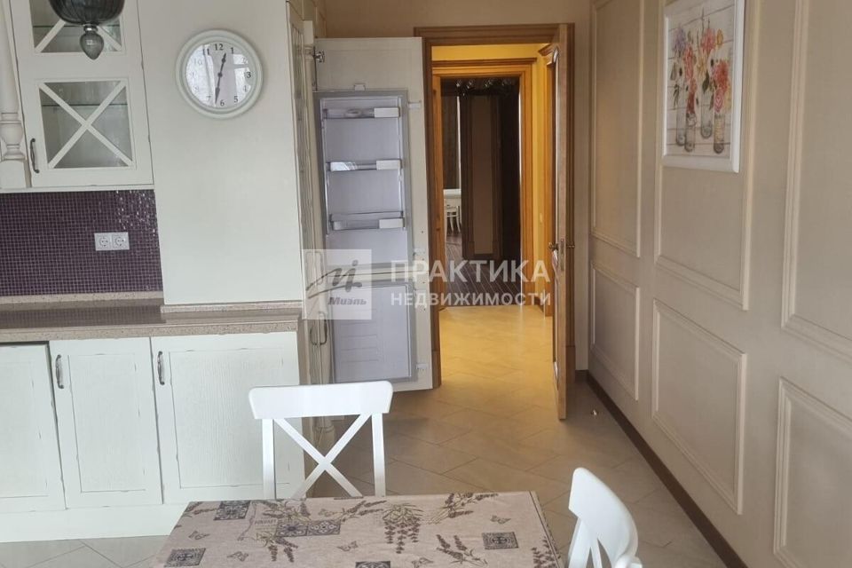 Продаётся 4-комнатная квартира, 135 м²