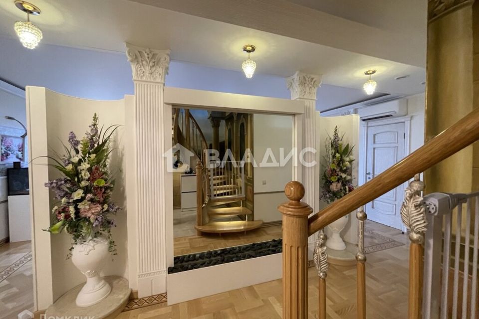 Продаётся 5-комнатная квартира, 198 м²