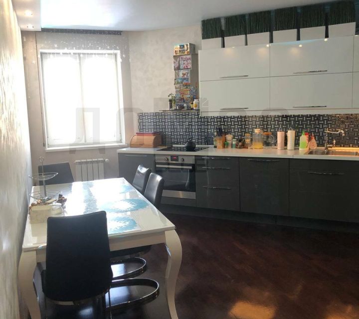 Продаётся 3-комнатная квартира, 107 м²