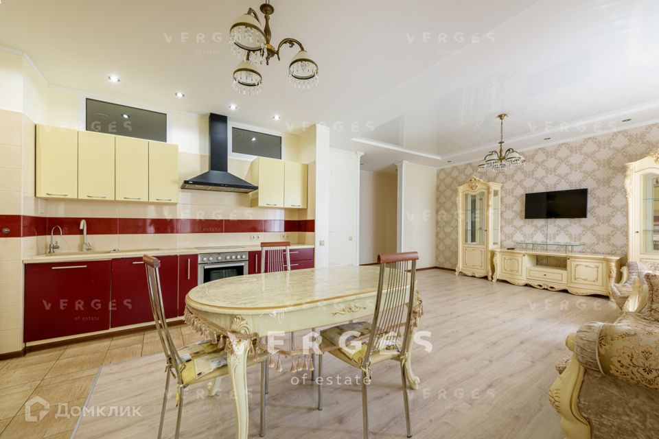 Продаётся 4-комнатная квартира, 130 м²