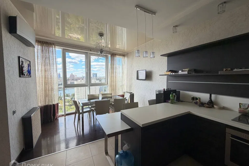 Продаётся 3-комнатная квартира, 138 м²