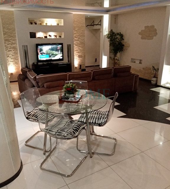 Сдаётся 4-комнатная квартира, 145 м²