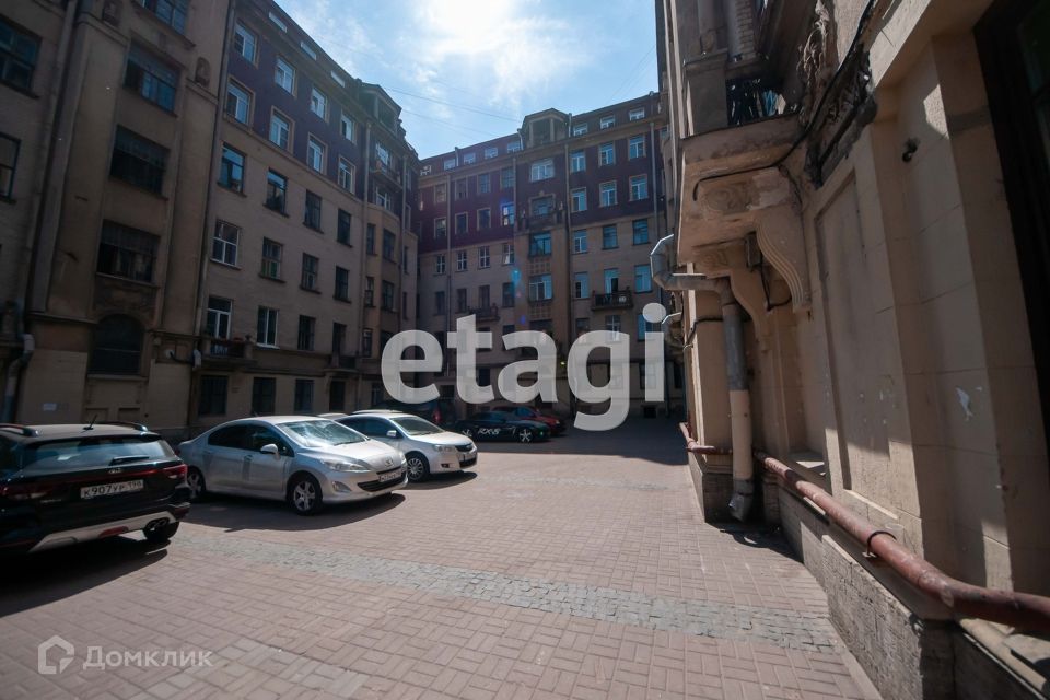 Продаётся комната в 6-комн. квартире, 110 м²