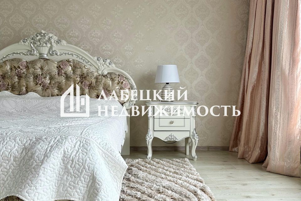 Сдаётся 4-комнатная квартира, 216 м²