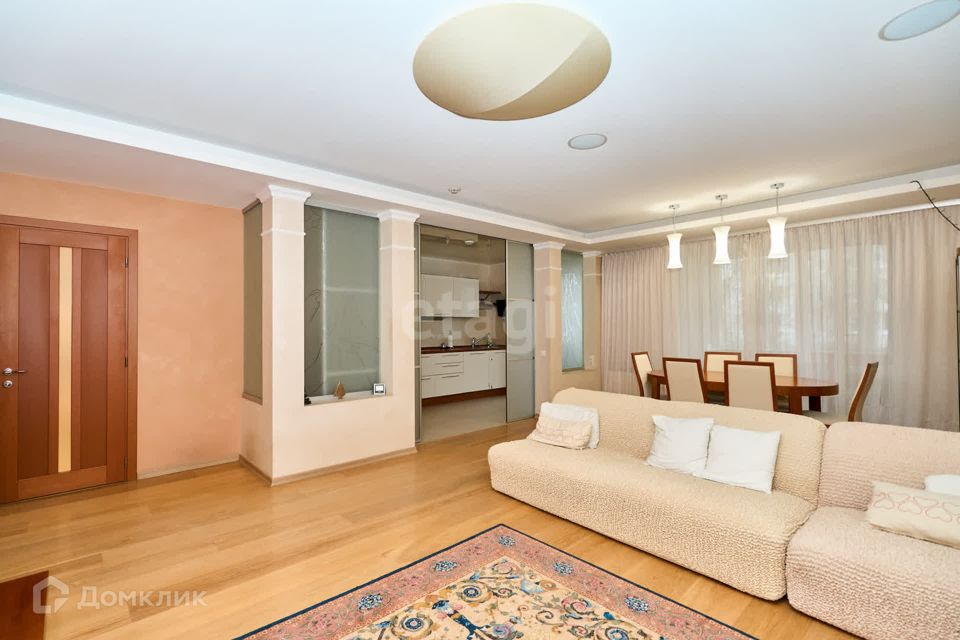 Продаётся 5-комнатная квартира, 211.9 м²