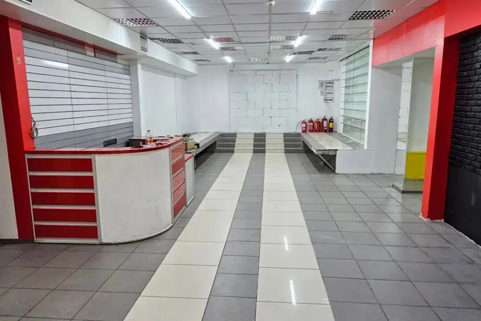 Сдаётся торговое помещение, 300 м²