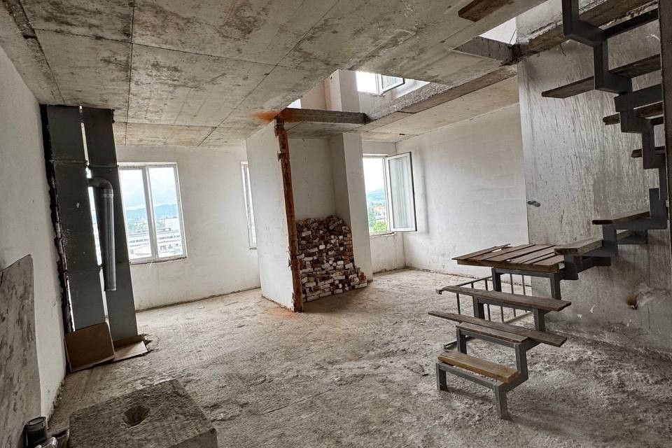 Продаётся 3-комнатная квартира, 104 м²