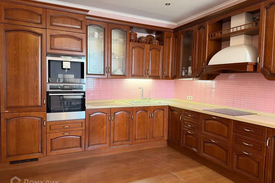 Продаётся 3-комнатная квартира, 135 м²