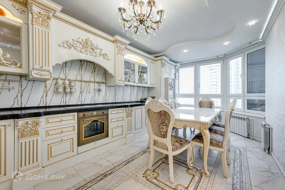 Продаётся 4-комнатная квартира, 132 м²