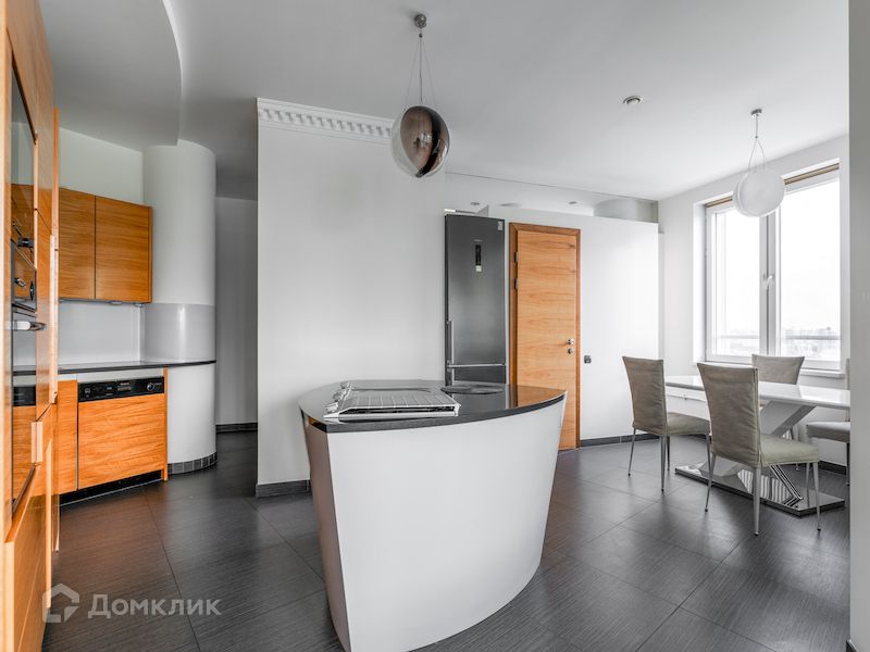 Сдаётся 4-комнатная квартира, 250 м²