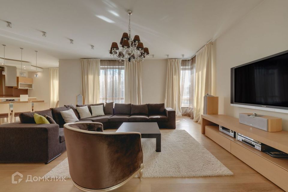 Продаётся 4-комнатная квартира, 195 м²