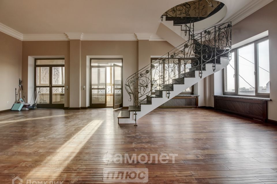 Продаётся 6-комнатная квартира, 300 м²