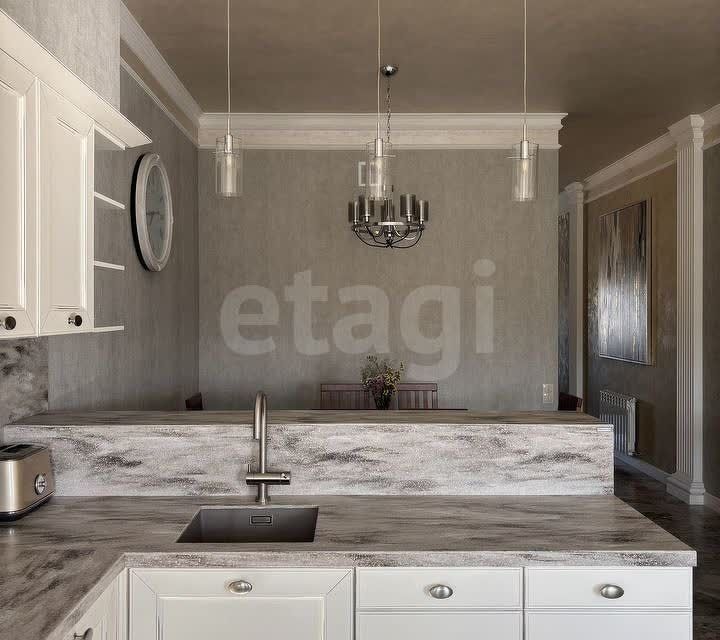 Продаётся 3-комнатная квартира, 132.8 м²