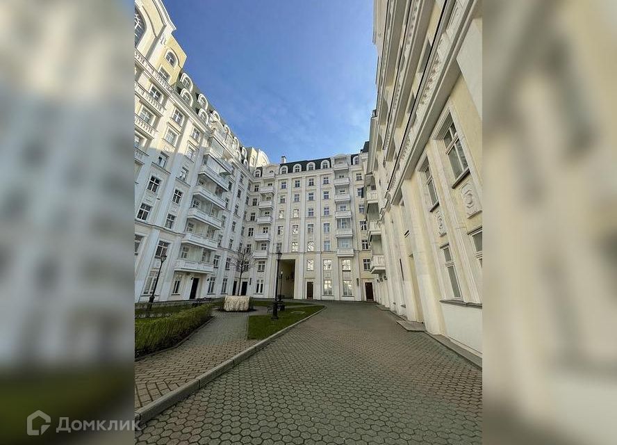 Продаётся 4-комнатная квартира, 218.7 м²