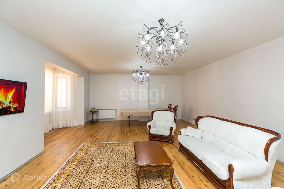 Продаётся 4-комнатная квартира, 232.5 м²
