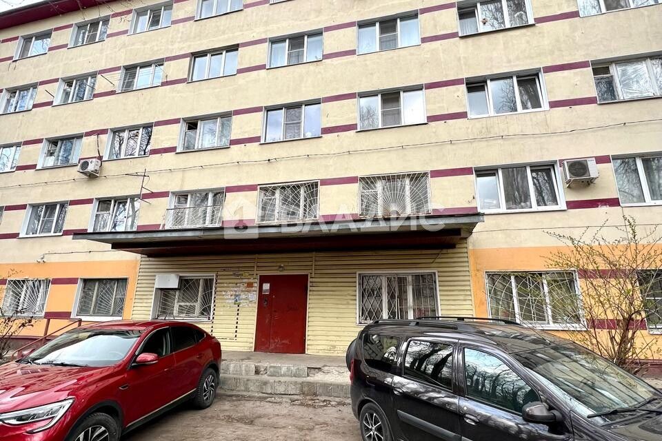 Продаётся комната в 10-комн. квартире, 300 м²