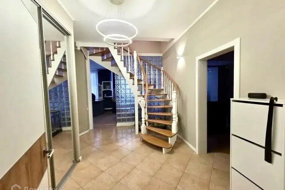 Продаётся 4-комнатная квартира, 152.4 м²