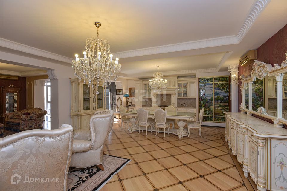 Продаётся 3-комнатная квартира, 211.9 м²