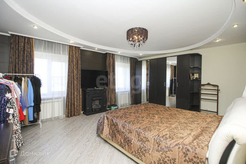 Продаётся 4-комнатная квартира, 135.8 м²