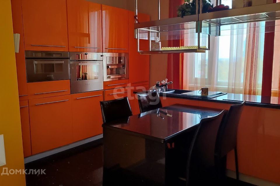 Продаётся 3-комнатная квартира, 145.6 м²