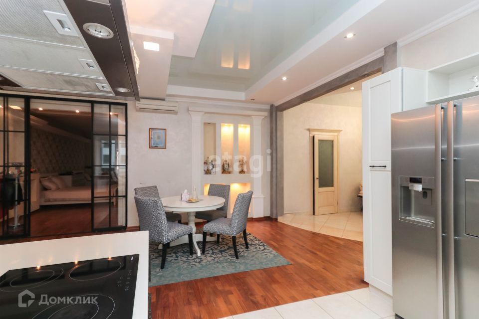 Продаётся 3-комнатная квартира, 193.2 м²