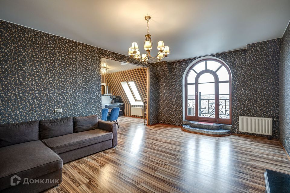 Продаётся 3-комнатная квартира, 221.6 м²