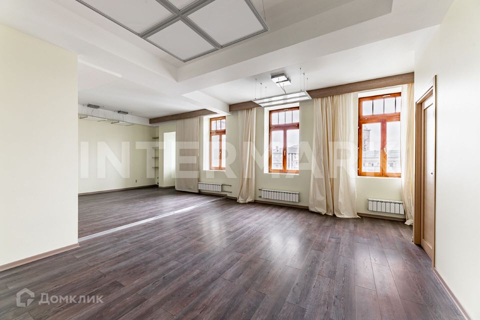 Продаётся 4-комнатная квартира, 165.1 м²