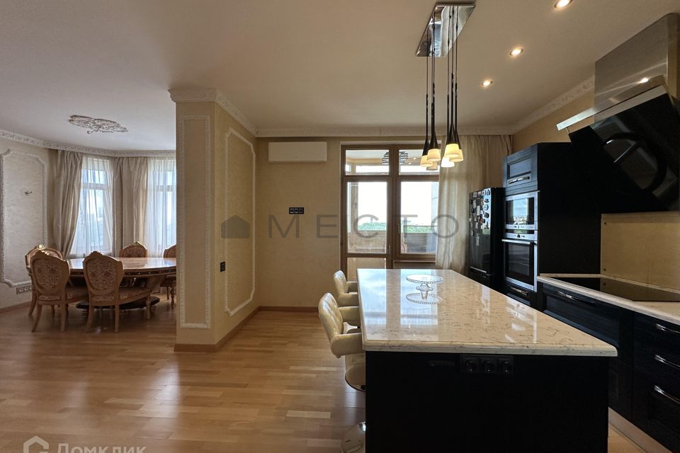 Продаётся 3-комнатная квартира, 156.6 м²