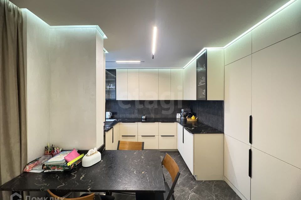 Продаётся 4-комнатная квартира, 110 м²